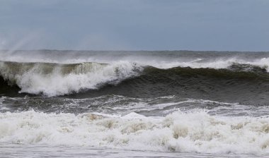 Ateş Adası açıklarındaki Atlantik Okyanusu New York çok engebelidir. Tropikal bir fırtınadan oluşan dalgalar ve suyu ters yönde estiren çok güçlü rüzgarlar vardır..) 