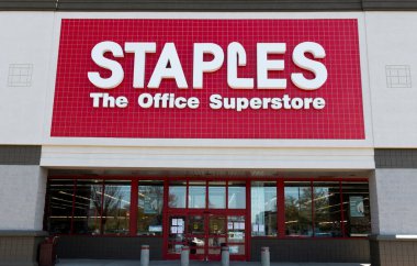 Bay Shore, New York, ABD - 25 APril 2020: Bir alışveriş merkezindeki Staples ofis malzemeleri mağazasının girişi.