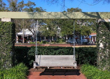 Henry Champbers Parkı 'nda salıncak asılı, arka planda Beaufort South Carolina' da dükkanlar var.