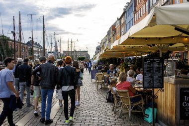 Nyhavn, Kopenhag, Danimarka - 2 Ağustos 2025 Kalabalıklar açık hava yemek seçenekleriyle dolu canlı bir rıhtım gezintisi yapıyorlar..