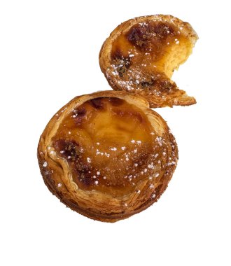 Taze pişmiş hamur işi kremalı bir dolgu ve beyaz bir arkaplan içerir..