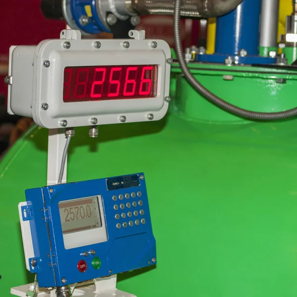 Zaman ayarı için uzaktan kumanda ile gösterilen dijital elektronik ekran