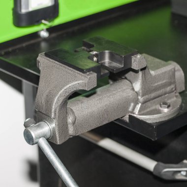 Bir bankta monte gri çilingir Yardımcısı.