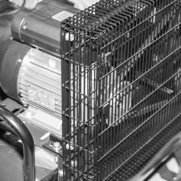 Compresor Aire Movimiento Con Ventiladores Correa Motriz Una Rejilla Metálica — Foto de Stock
