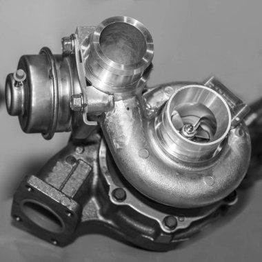 Gri arka plan üzerinde izole yeni Turbo kompresör
