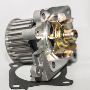 Yeni su pompası arabanın motoru soğutma sistemi.