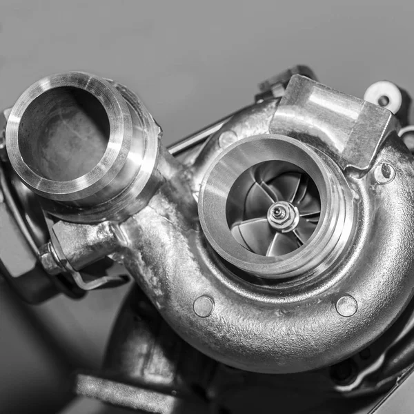 Gri arka plan üzerinde izole yeni Turbo kompresör