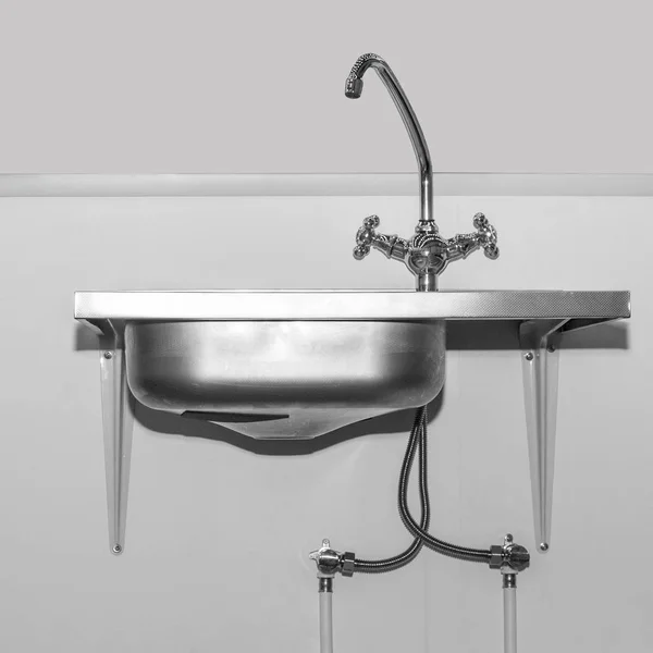 お皿を洗うための水栓でキッチン シンク — ストック写真