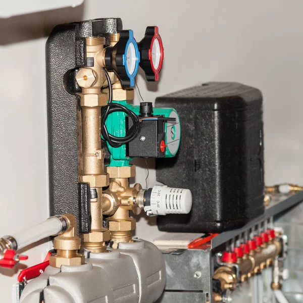 Sistema di approvvigionamento idrico di riscaldamento con pompa acqua — Foto Stock