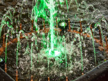 Güzel bir gece gösteri renkli su çeşmeler