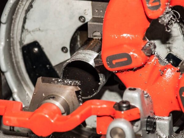 Pipe screw making by the threading machine.