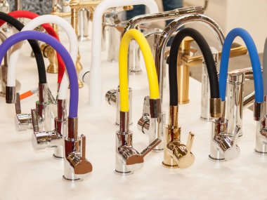 Modern musluk banyo. Mikser soğuk sıcak su. Mutfak musluk. Önden Görünüm.