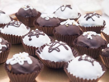 Birçok lezzetli cupcakes masada.