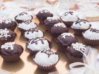 Birçok lezzetli cupcakes masada.