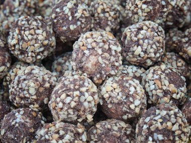 Birçok lezzetli cupcakes masada.