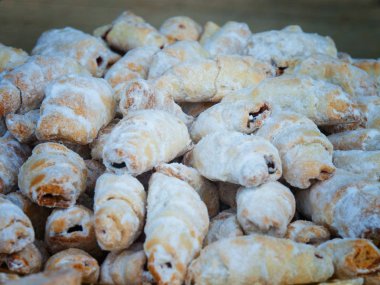 Birçok lezzetli cupcakes masada.