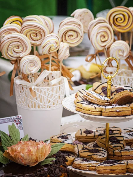 Çörekler, muffins, masada ekmek köftesi