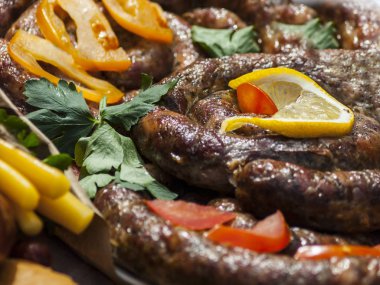 Yeşillik, limon ve sebze ile ızgara sosis