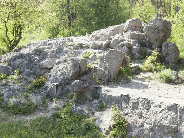 Ucraina, 29 aprile 2018, pietre dal quartier generale sotterraneo esploso di Hitler il Lupo Mannaro durante la seconda guerra mondiale . — Foto Stock