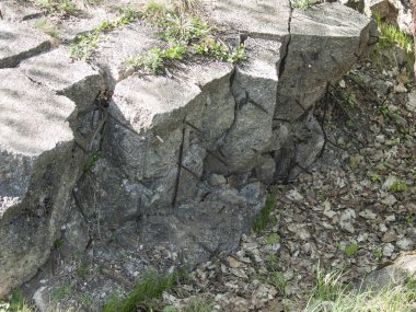 Ukrayna, 29 Nisan 2018, İkinci Dünya Savaşı sırasında Hitler'in Kurt Adam'ın yer altından çıkan mezardan taşlar.