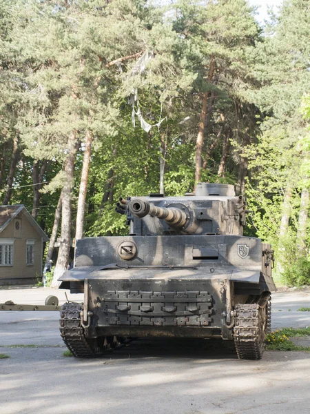 Oekraïne, 29 april 2018, oude militaire apparatuur tegen het tarief van Hitler weerwolf — Stockfoto