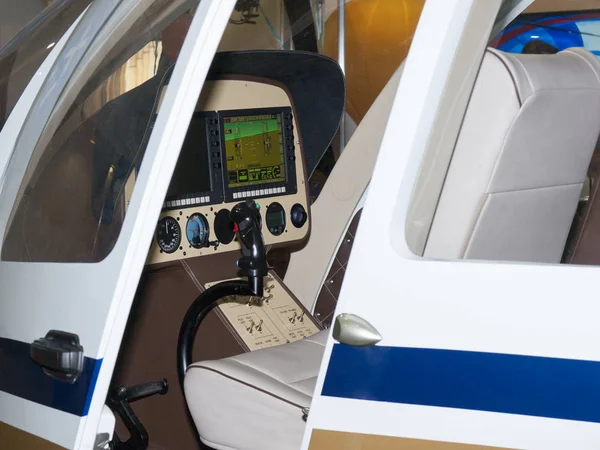 Assento de piloto no cockpit branco de um helicóptero — Fotografia de Stock