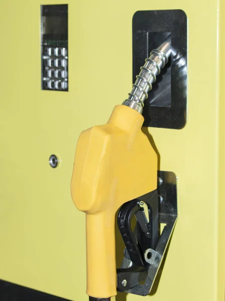 Araba tankına yakıt pompalamak için bir benzin istasyonunun silahı