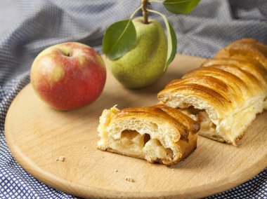 Meyve ile kesme elma pasta masada yatıyor