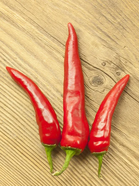 Kırmızı biber pods masada yalan
