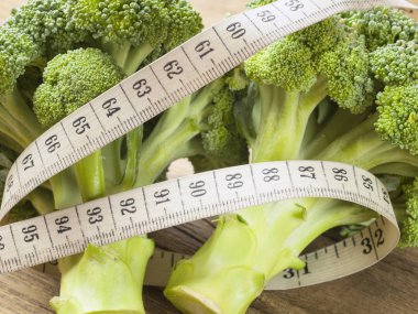 Brokoli lahana dilimleri ahşap bir masa üzerinde yalan