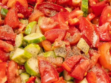 Domates, salatalık ve kırmızı tatlı biber doğranmış parçaların arka plan