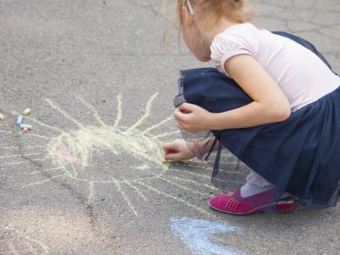 Vinnitsa, Ukrayna. 08. 24. 2019. Çocuklar tebeşirle kaldırıma çizin.