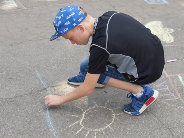 乌克兰 文尼萨08/24/2019.孩子们用粉笔在人行道上画画. — 图库照片
