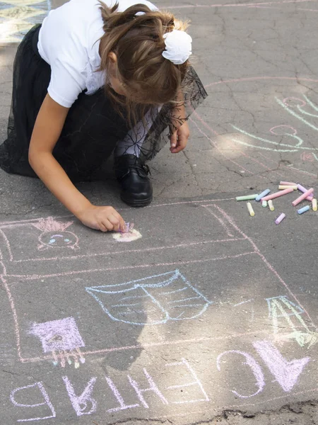 Винница, Украина. 08. 08 724. 2019 год. Дети рисуют мелом на тротуаре . — стоковое фото