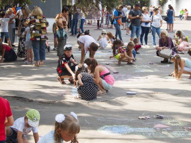 Vinnitsa, Ukrayna. 08/24/2019. Çocuklar tebeşirle kaldırıma çizerler.