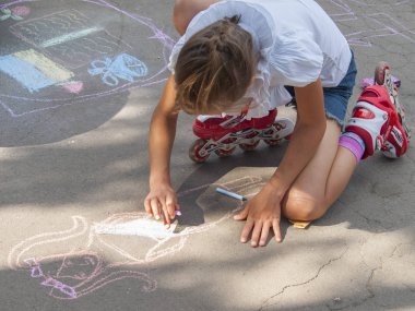 Vinnitsa, Ukrayna. 08. 24. 2019. Çocuklar tebeşirle kaldırıma çizin.