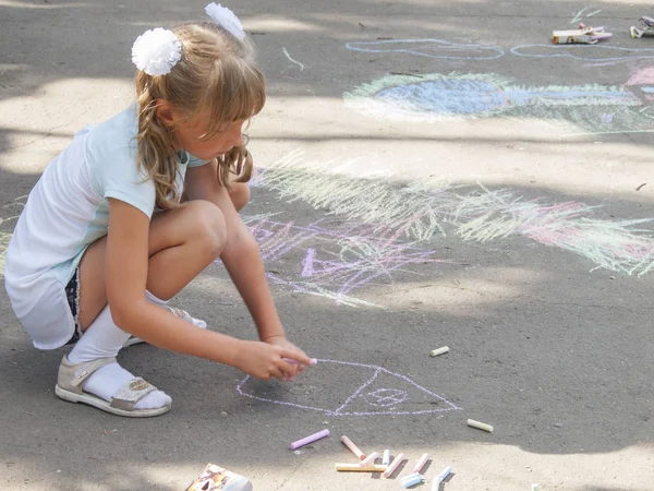 Винница, Украина. 24.08.2019. Дети рисуют мелом на тротуаре . — стоковое фото