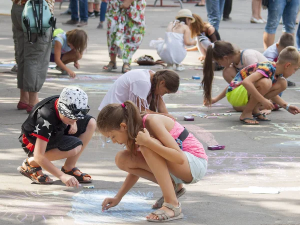 Vinnitsa, Ukrayna. 08/24/2019. Çocuklar tebeşirle kaldırıma çizerler.