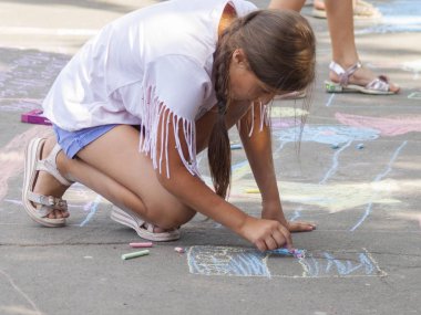 Vinnitsa, Ukrayna. 08/24/2019. Çocuklar tebeşirle kaldırıma çizerler.
