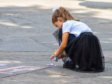 Vinnitsa, Ukrayna. 08. 24. 2019. Çocuklar tebeşirle kaldırıma çizin.