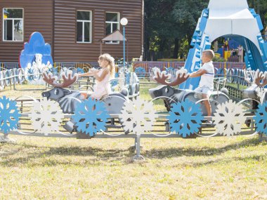 Vinnitsa, Ukrayna. 08. 24. 2019. Kız ve erkek binmek geyik cazibe