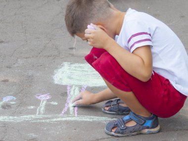 Vinnitsa, Ukrayna. 08. 24. 2019. Çocuklar tebeşirle kaldırıma çizin.
