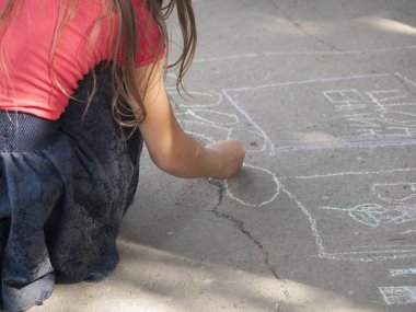 Vinnitsa, Ukrayna. 08. 24. 2019. Çocuklar tebeşirle kaldırıma çizin.
