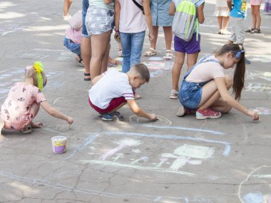 Vinnitsa, Ukrayna. 08. 24. 2019. Çocuklar tebeşirle kaldırıma çizin.
