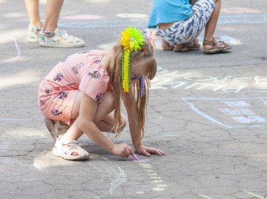 Vinnitsa, Ukrayna. 08. 24. 2019. Çocuklar tebeşirle kaldırıma çizin.