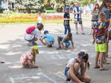 Vinnitsa, Ukrayna. 08. 24. 2019. Çocuklar tebeşirle kaldırıma çizin.