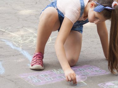 Vinnitsa, Ukrayna. 08. 24. 2019. Çocuklar tebeşirle kaldırıma çizin.