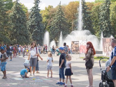 Vinnitsa, Ukrayna. 08. 24. 2019. Çocuklar tebeşirle kaldırıma çizin.