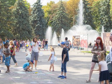 Vinnitsa, Ukrayna. 08. 24. 2019. Çocuklar tebeşirle kaldırıma çizin.
