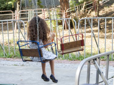Vinnitsa, Ukrayna. 08. 24. 2019. Kız bir cazibe bir atlıkarınca binmek